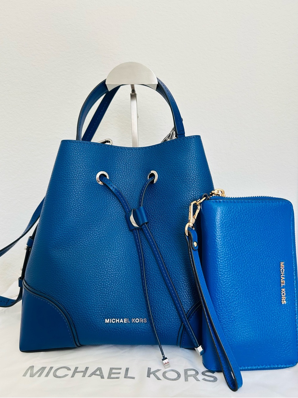 Michael Kors💙NWOT💙 Blue Pebbled Leather Drawstring Bucket Bag with Wallet